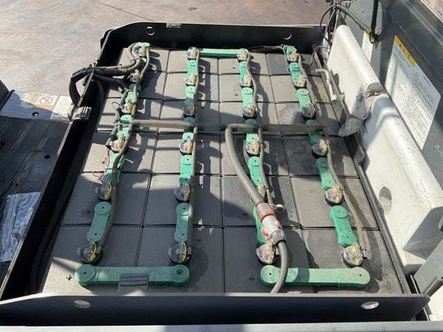 xe-nang-mitsubishi-fb25-8-7p442336-binh-dien.jpg (4)