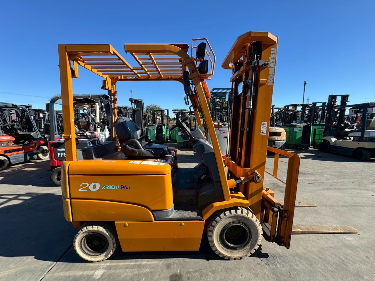 xe nâng komatsu 2 tấn